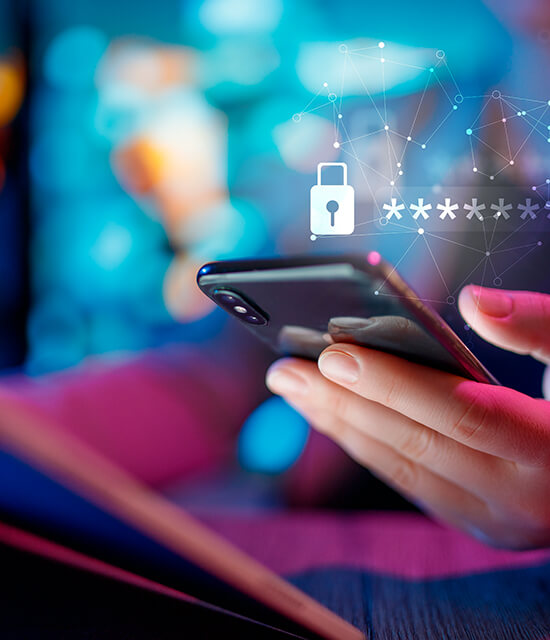Une personne utilise un smartphone avec une icône de cadenas et un mot de passe masqué superposés, symbolisant la protection des données et la cybersécurité.
